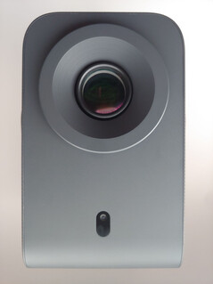 Una piccola fotocamera frontale sotto l'obiettivo principale consente la messa a fuoco automatica. (Fonte: Notebookcheck)