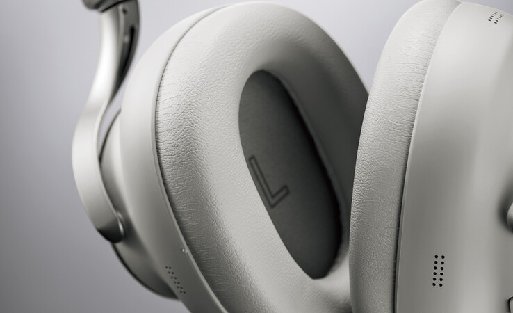 Le cuffie Technics EAH-A1000 utilizzano cuscinetti auricolari in memory foam ad alta densità e la cancellazione attiva del rumore a 8 microfoni per isolare dai rumori.