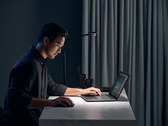 Lo Zenbook Pro 15 Flip OLED ha una batteria da 96 Wh e pesa 1,8 kg. (Fonte immagine: ASUS)