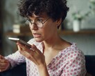 Donna che parla a uno smartphone