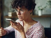 Donna che parla a uno smartphone