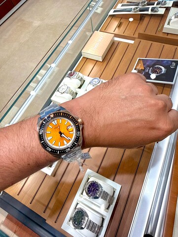 Orologio subacqueo Seiko Prospex HBB005K1 ispirato alla tigre, indossato al polso, che mostra il quadrante ambra con finitura testurizzata, la lunetta nera con dettagli arancioni e la cassa e il bracciale in acciaio inossidabile.
