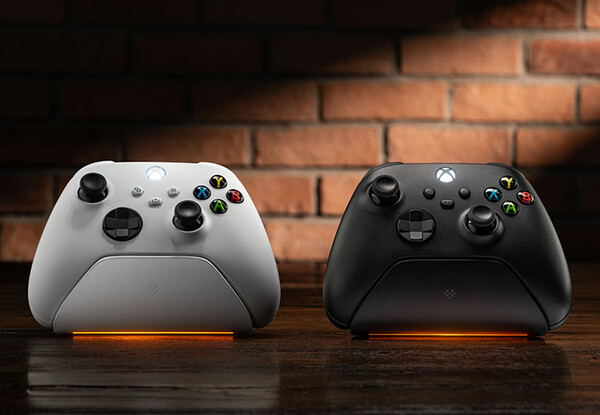 La 8BitDo Ultimate Charging Dock for Xbox Controllers è dotata di un indicatore LED di ricarica regolabile..