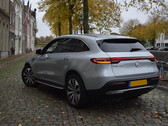 Un veicolo elettrico Mercedes parcheggia in strada