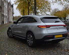 Un veicolo elettrico Mercedes parcheggia in strada
