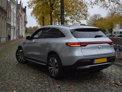 Un veicolo elettrico Mercedes parcheggia in strada