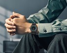 Un Citizen Eco-Drive One AR5065-54W al polso, caratterizzato da un quadrante verde bosco e nero, dettagli in oro rosa e un bracciale ultrasottile con rivestimento nero.