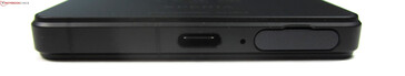 Fondo: USB-C 3.2 Gen.1, microfono, slot microSD/SIM