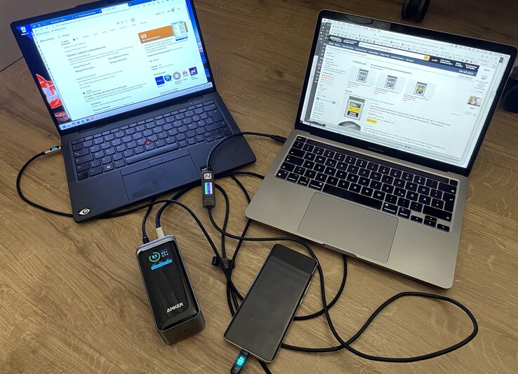 Di solito sono collegati al power bank: Lenovos X13s e Apple MBP 13 M1. (Foto: Andreas Sebayang/Notebookcheck.com)