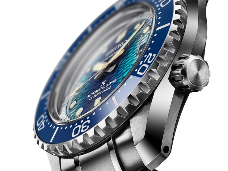 Angolo laterale del Seiko Marinemaster HBF002 che mostra la lunetta in ceramica blu