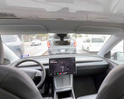 Il robotaxi Modello Y viaggia senza monitor di sicurezza. (Fonte immagine: TSLA99T)