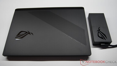 Asus ROG Strix SCAR 18 con alimentatore da 450 watt
