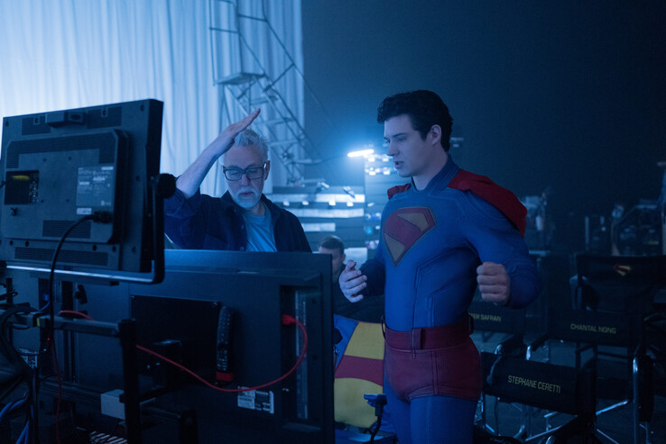 James Gunn dirige David Corenswet sul set (Fonte: Warner Bros. / Greg Williams via La Voce di New York)