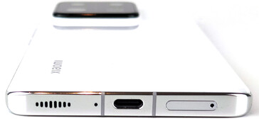 In basso: altoparlante, microfono, porta USB, slot per schede