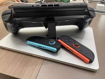 Il controller Abxylute N9 Switch Grip è dotato di una base di appoggio e di un supporto per l'uscita del display. (Fonte: Abxylute)