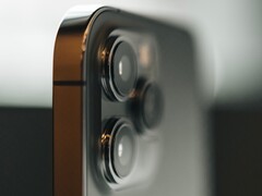 La fotocamera degli iPhone di Apple può essere suscettibile di danni se il dispositivo è esposto alle vibrazioni del motore (Immagine: Simon Hrozian)