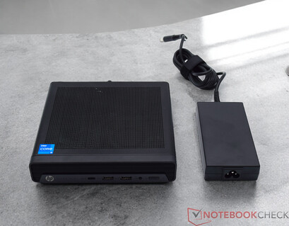 HP Elite Mini 800 G9 e l'alimentatore (19,5 V; 6,15 A)