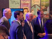 Il presidente tedesco Frank-Walter Steinmeier alla Gamescom accanto allo stand di «Future? No Thanks!»