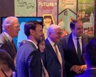 Il presidente tedesco Frank-Walter Steinmeier alla Gamescom accanto allo stand di «Future? No Thanks!»