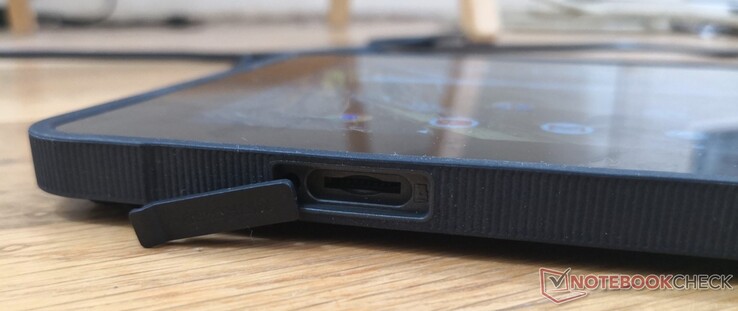 Lato inferiore: lettore schede MicroSD