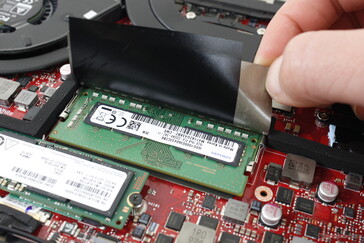 Un solo slot SODIMM per l'espansione fino a 32 GB (o 48 GB in totale). 16 GB sono già saldati sulla scheda