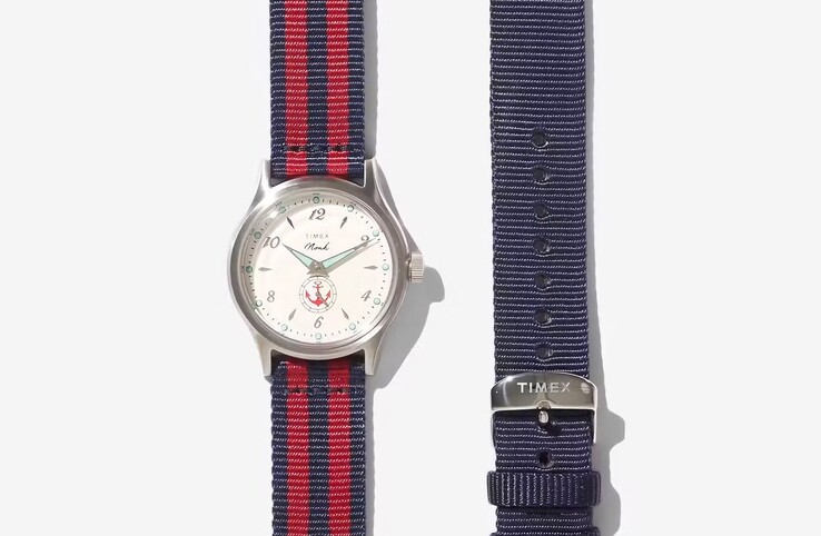 Il modello Noah x Timex MK1 Anchor con cinturino in tessuto rosso/nero, raffigurato accanto a un cinturino blu a tinta unita.