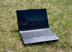 Lenovo ThinkPad E14 G8 in uso all’aperto in condizioni di sole