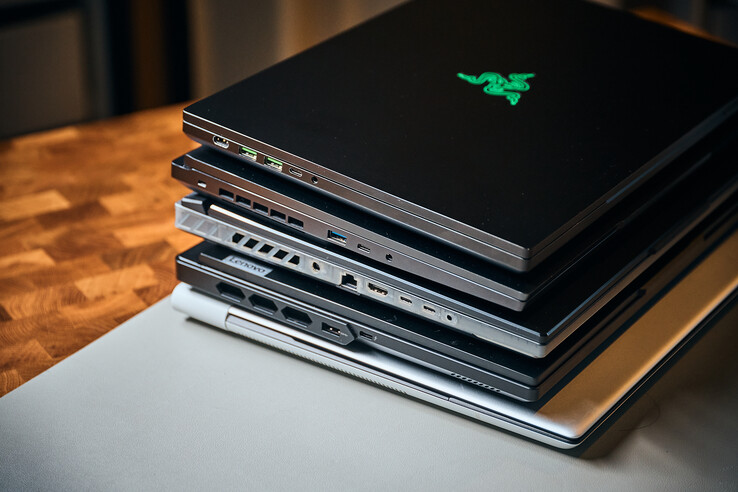 Dall'alto in basso: Razer Blade 16 (alimentazione, 2 x USB-A, Thunderbolt 4, jack audio), XMG Neo 16 (USB-A, USB-C, jack audio), ROG Scar 16 (alimentazione, 2,5 GbE, USB-C, Thunderbolt 4, jack audio), Legion Pro 7 (USB-A, Thunderbolt 4)