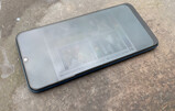 Utilizzo del Samsung Galaxy A50 all'aperto a media luminosità