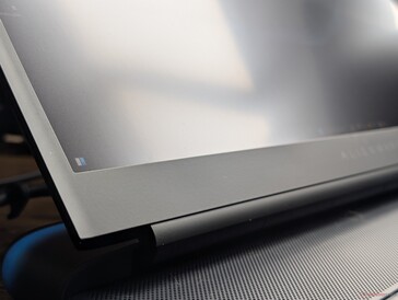 Non c'è un vetro edge-to-edge o un secondo display tra cui scegliere