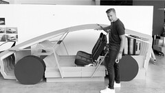 Franz con uno dei prototipi iniziali di Robotaxi (Fonte immagine: Tesla/Walter Isaacson)