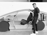 Franz con uno dei prototipi iniziali di Robotaxi (Fonte immagine: Tesla/Walter Isaacson)