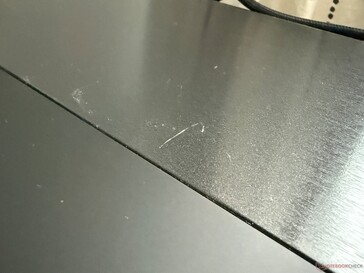 Sebbene la superficie sia resistente ai graffi, è comunque necessario prestare attenzione ai magneti