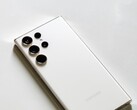 Smartphone Samsung Galaxy bianco con quattro fotocamere posteriori su una superficie chiara