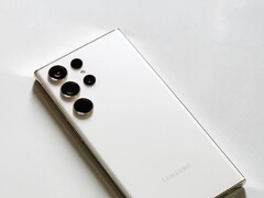 Smartphone Samsung Galaxy bianco con quattro fotocamere posteriori su una superficie chiara
