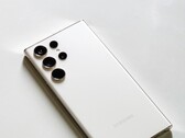 Smartphone Samsung Galaxy bianco con quattro fotocamere posteriori su una superficie chiara