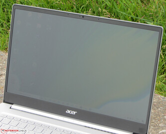 Utilizzo dell'Acer Swift 3 SF314-32 all'aperto in un giorno nuvoloso.