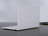 L’AMD ZenBook 14 Air 2026 è disponibile con 16 GB di RAM e costa circa 1.476 dollari. Nell’immagine: una foto promozionale che mostra il retro del portatile.