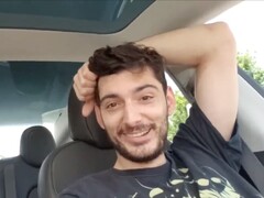 Il popolare livestreamer Paul Denino ha comprato una nuova Tesla dopo una presunta truffa delle criptovalute da 500.000 dollari (Immagine: Ice Poseidon)