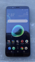 Utilizzo dell'HTC Desire 12 Plus all'aperto.