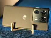 La custodia del Motorola Edge 50 Ultra è di alta qualità e unica. Ma ha molto da offrire anche sotto il cofano. (Fonte: Notebookcheck)
