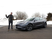 L'autonomia della Model 3 è scesa drasticamente nei mesi più freddi (immagine: Car and Driver/YouTube)