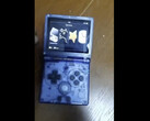 L'Anbernic RG35XX SP sarà lanciato presto per competere con il Miyoo Mini Flip. (Fonte immagine: @GameboyJuntaro)