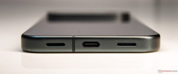 In basso: Altoparlante, USB 3.2 Type-C, microfono