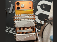 iPhone 17 Pro Max con radiatori SSD collegati per una migliore stabilità termica (Fonte immagine: u/T-K-Tronix via r/iphone)