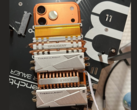 iPhone 17 Pro Max con radiatori SSD collegati per una migliore stabilità termica (Fonte immagine: u/T-K-Tronix via r/iphone)