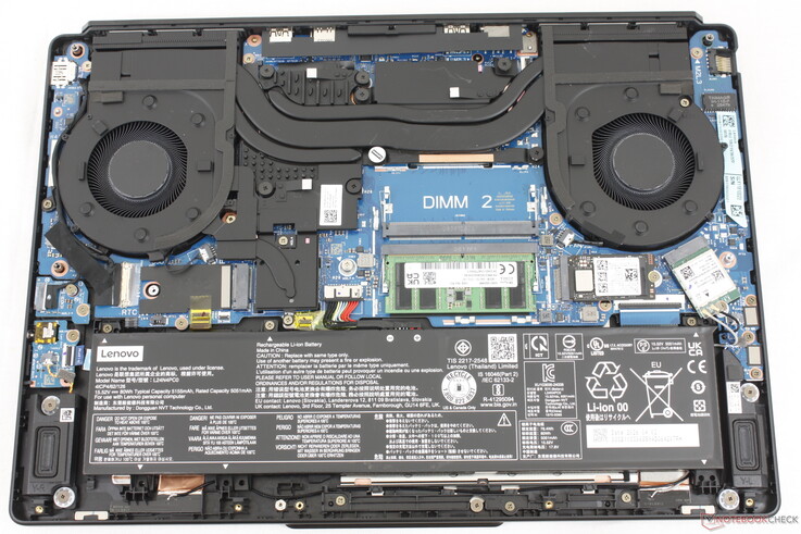 Legion 5 15IAX11 dotato di due slot SODIMM per RAM DDR5 e due slot M.2 per SSD. Tuttavia, un’unità deve avere una lunghezza pari o inferiore a 42 mm