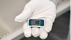 L'ExpertBook Ultra richiede l'alimentazione tramite adattatore CA per ottenere il massimo delle prestazioni (fonte: Futurecdn.net)