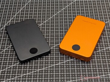 Power bank wireless a stato solido ReelCharge - 5.000 mAh (a sinistra) e 10.000 mAh (a destra).