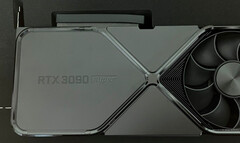 NVIDIA avrebbe contraddistinto la RTX 3090 SUPER con un design completamente nero. (Fonte immagine: @KittyYYuko)